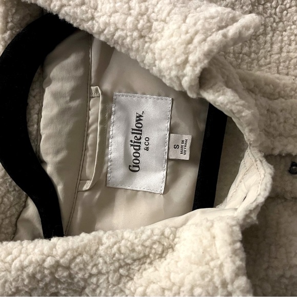 Size men’s small goodiellow cream, colored furry jacket - Picture 3 of 3